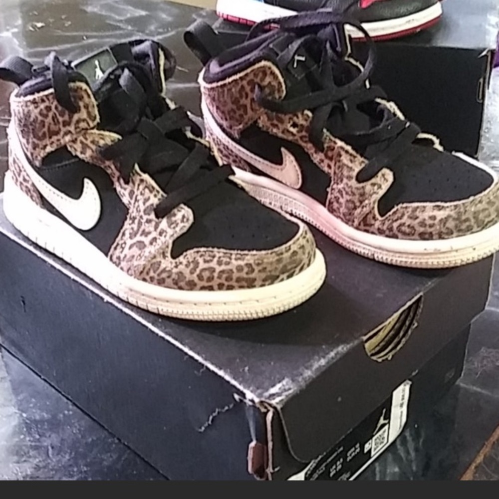 Jordan 1s black / ivory